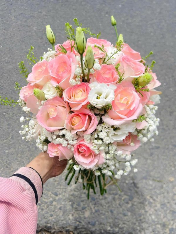Bó Hoa Cưới Chạm Nhẹ Vào Tim
