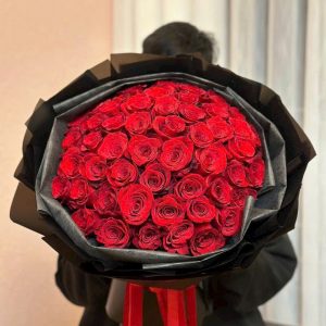 Bó Hoa Đỏ Kiêu Hãnh
