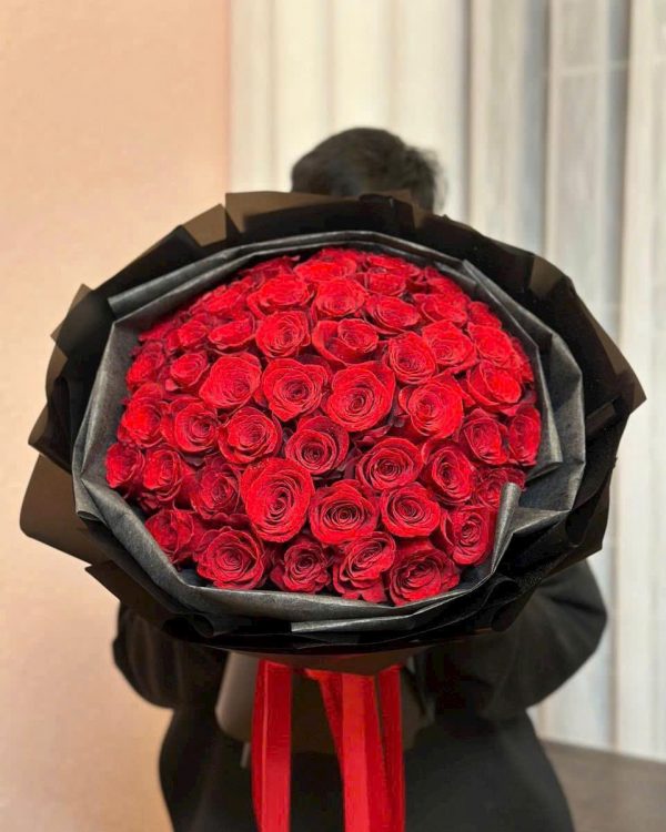 Bó Hoa Đỏ Kiêu Hãnh