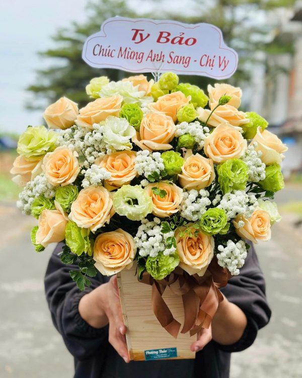 Giỏ Hoa Nắng Nhẹ Mùa Xuân